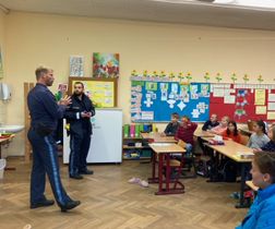 Polizei im Klassenzimmer
